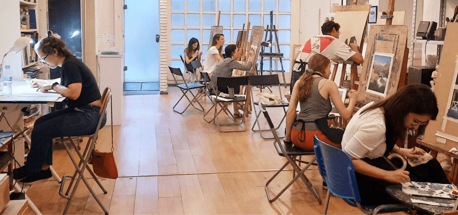 Alumnos en clase de dibujo y pintura en el taller de arte y vidrio en Gràcia, Barcelona
