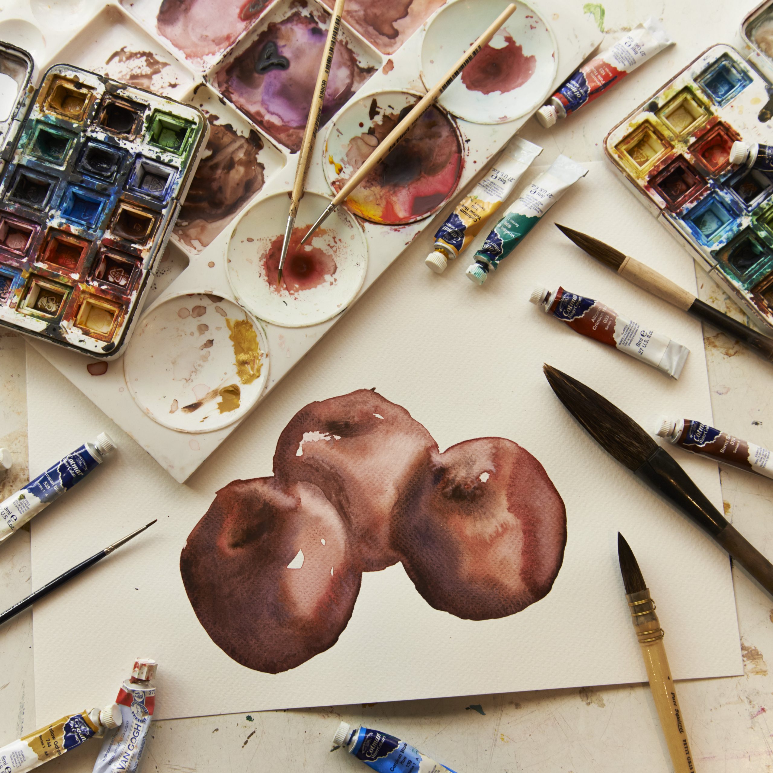 Alumna pintando un retrato en clase de pintura en Barcelona