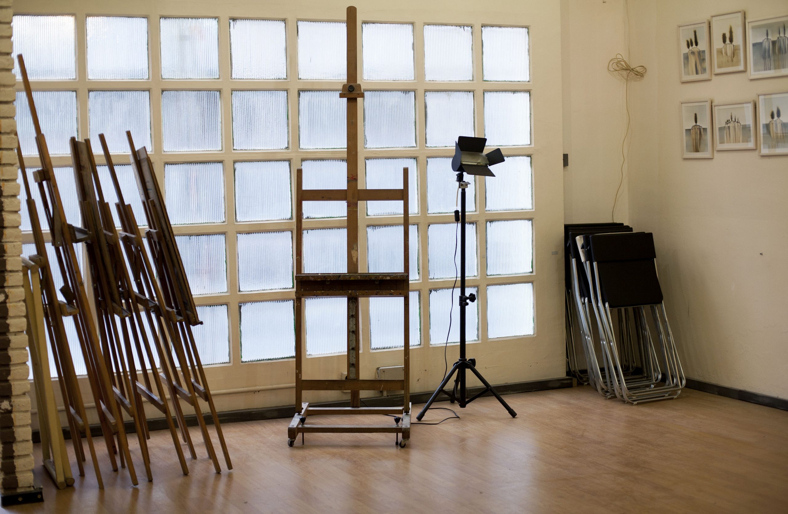 Interior del taller de arte y vidrio Ricardo Llopico en Gràcia, Barcelona