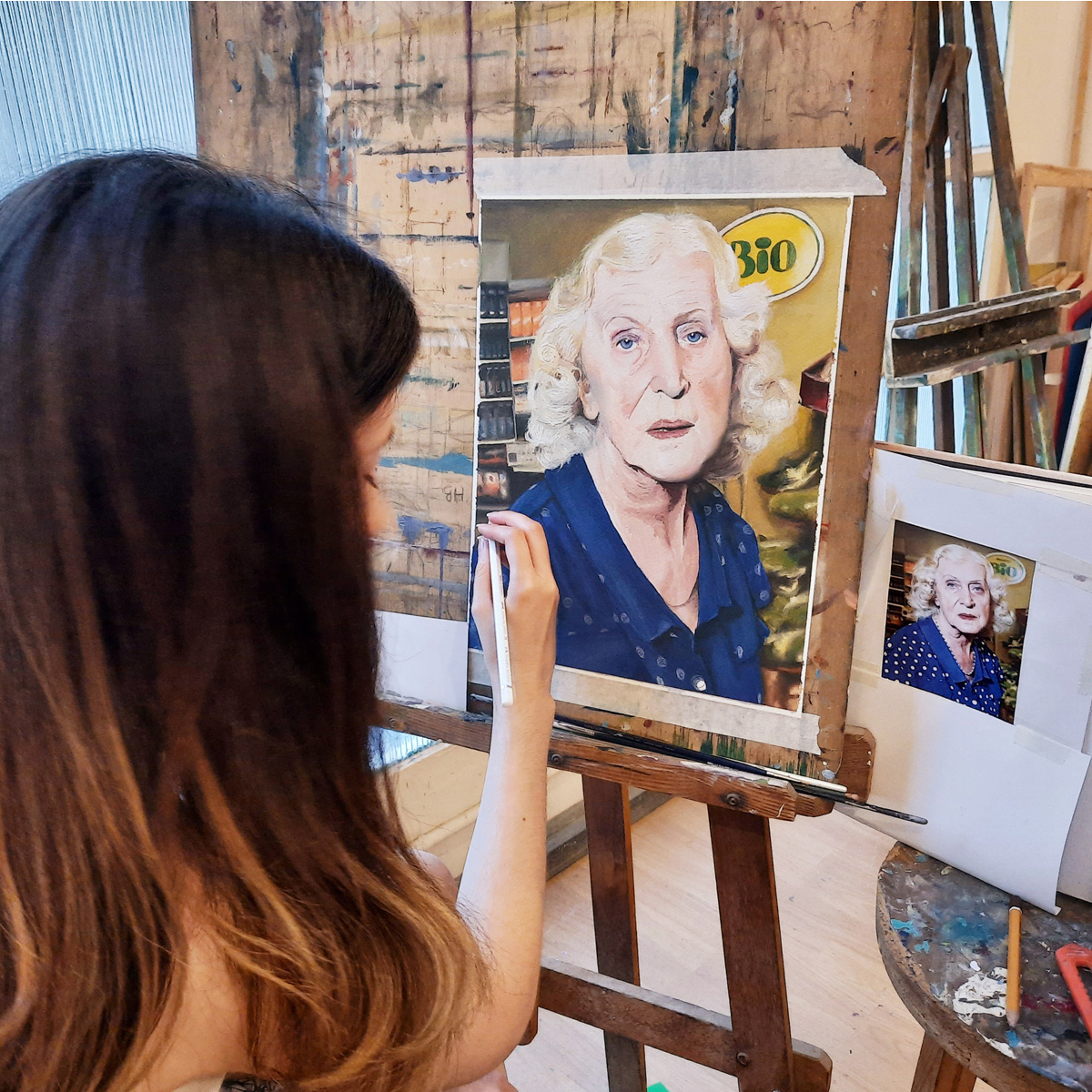 Grupo de alumnos trabajando en la academia de arte en Gràcia, Barcelona