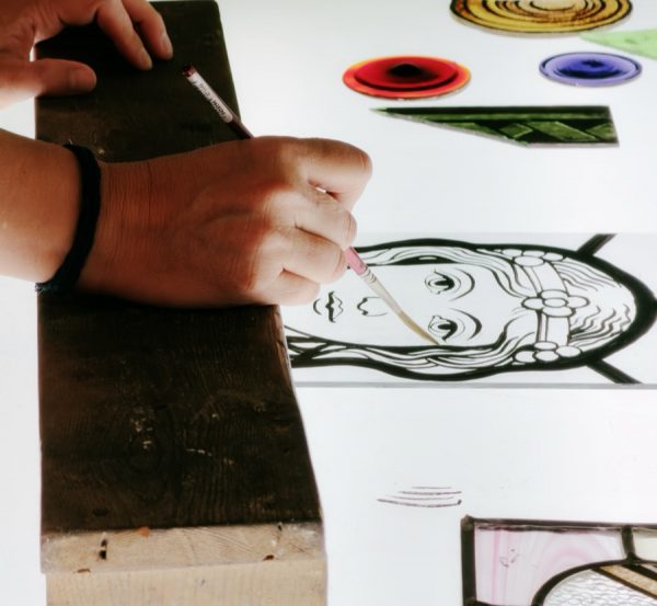 Alumna practicando pintura sobre vidrio en el taller de barcelona