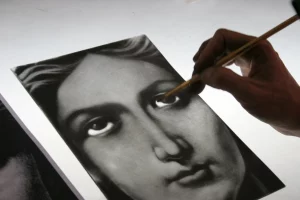 Detalle de trabajo de pintura sobre vidrio en clase