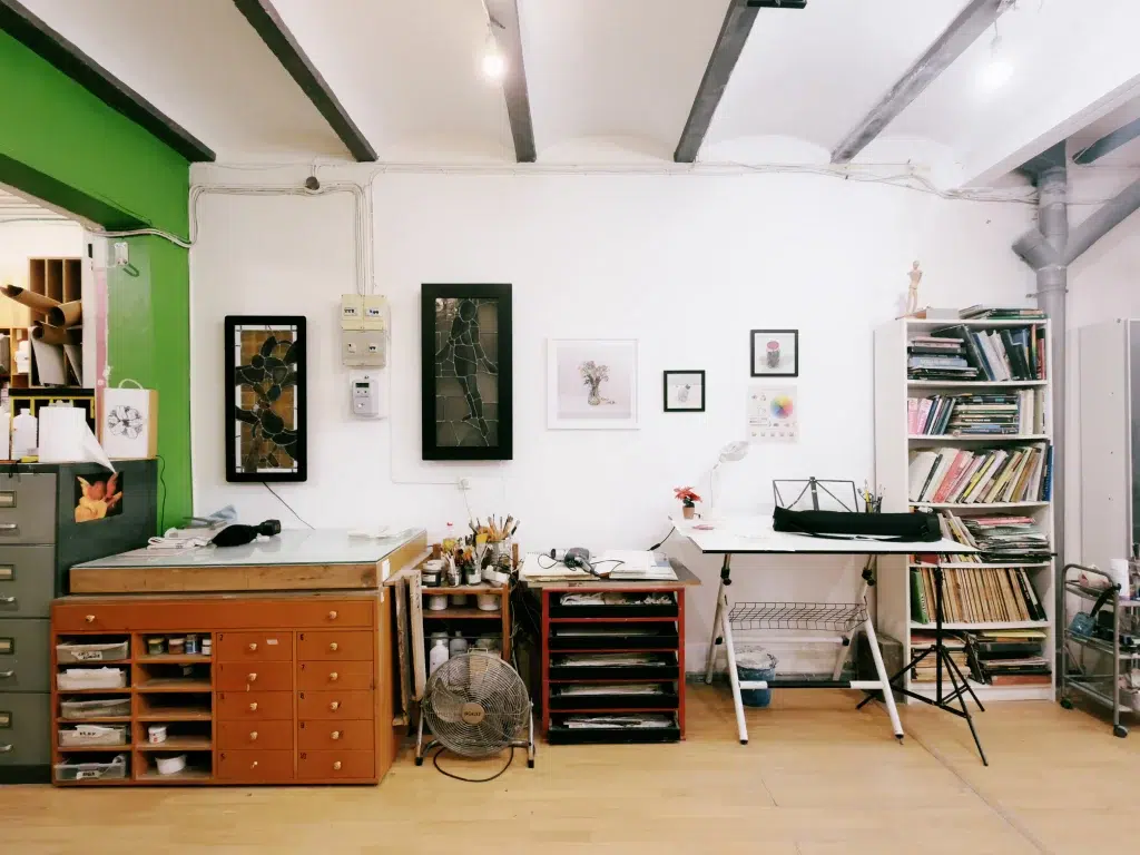 Escuela taller de dibujo pintura y vidrio artistico en gracia barcelona Vista del Taller de arte y vidrio en barcelona