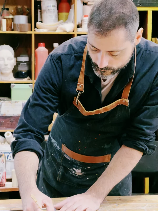 Ricardo-Llopico-foto-haciendo un vitral-en-Taller-de-Arte-y-Vidrio-Barcelona
