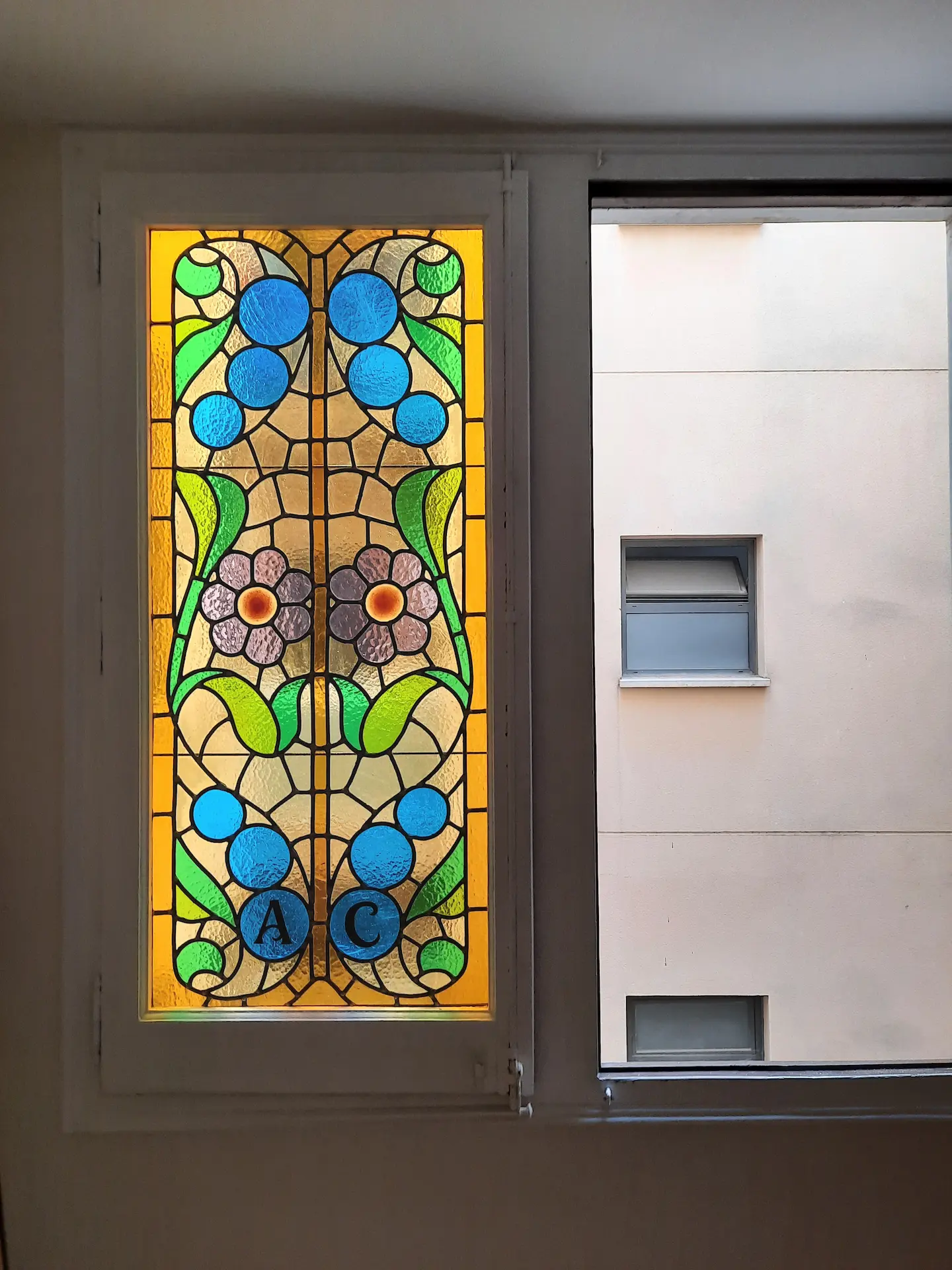 Vidriera modernista dejando pasar la luz natural
