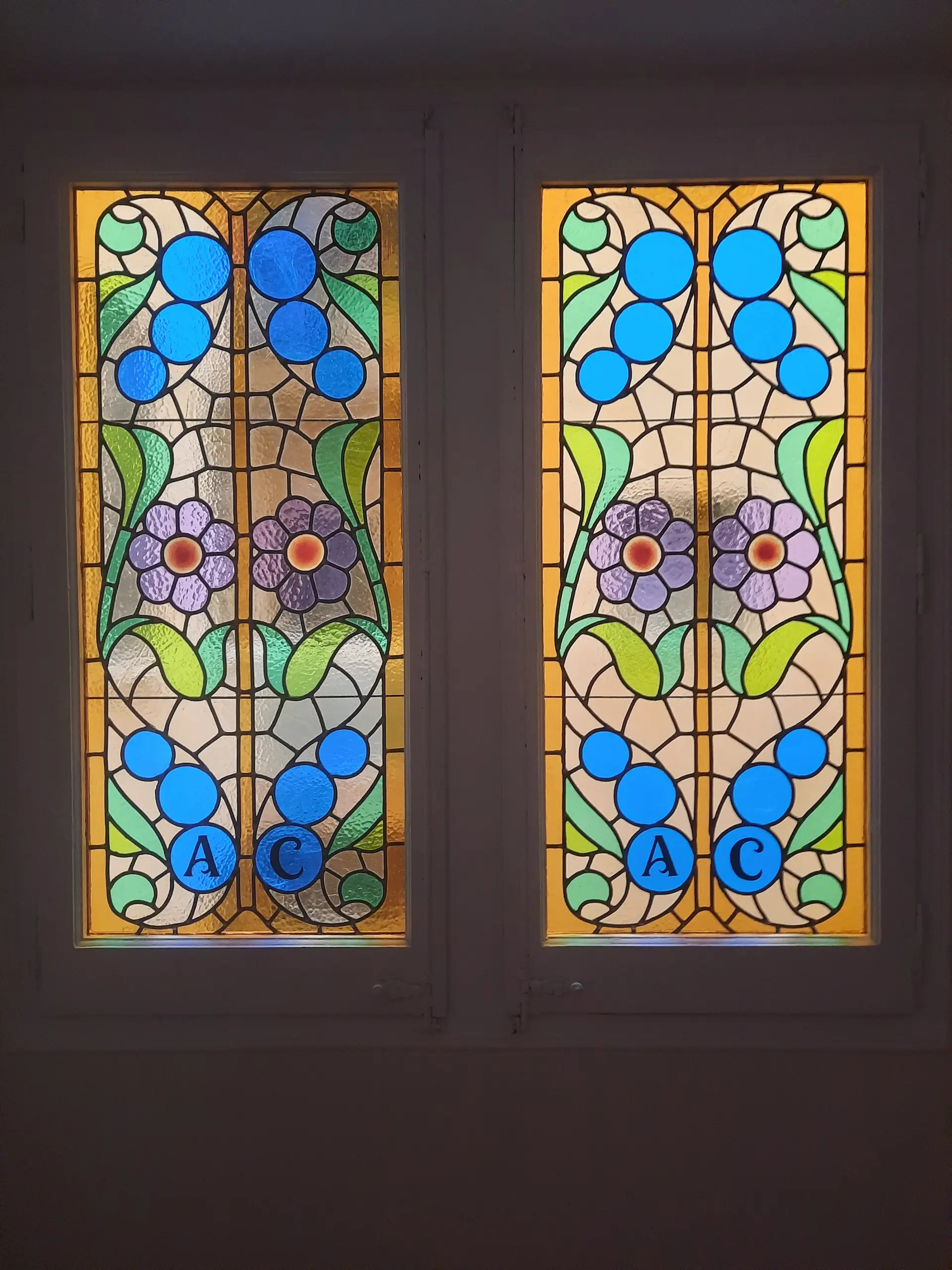 Pareja de vidrieras modernistas para vivienda particular
