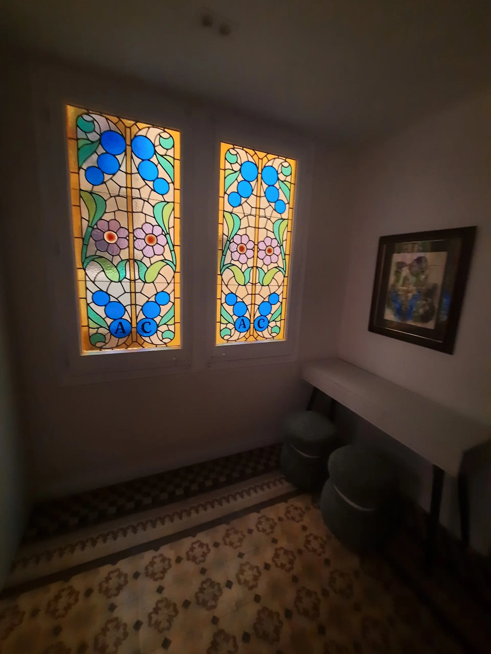 Vidriera en la ventana del hall sobre un patio interior