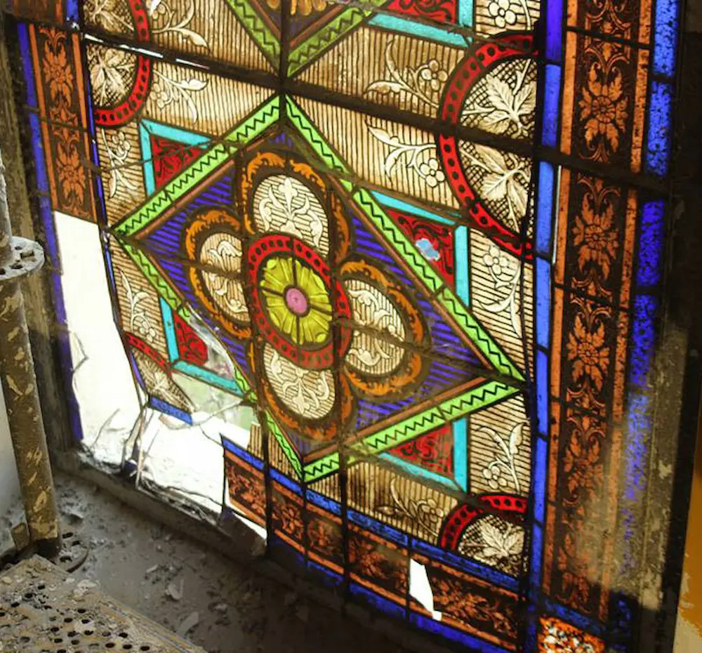 Proceso-restauracion-vitral-grisallas-tarragona Panel de vidriera antes de la restauración, Convent del Carme
