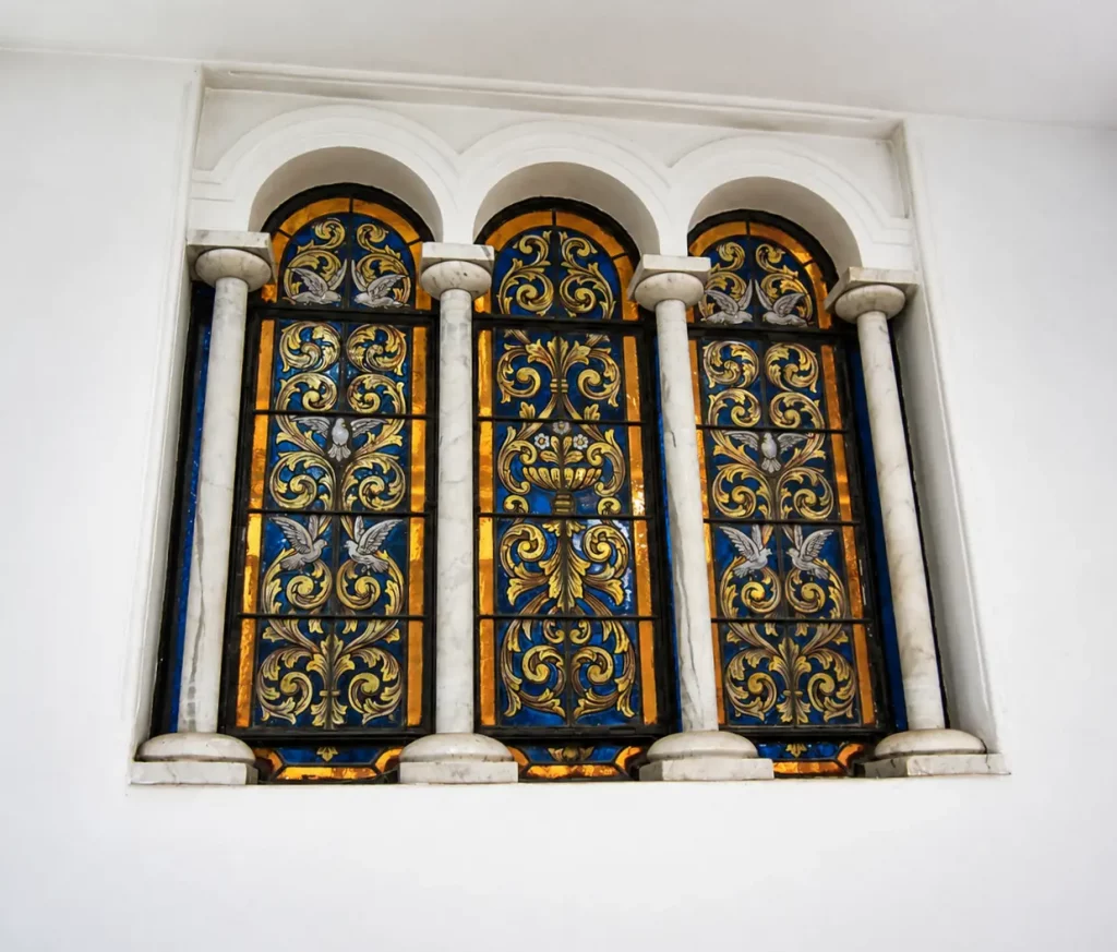 vidriera-casa-orlandai-instalada-barcelona. estauración de vidrieras de la Casa Orlandai, Barcelona