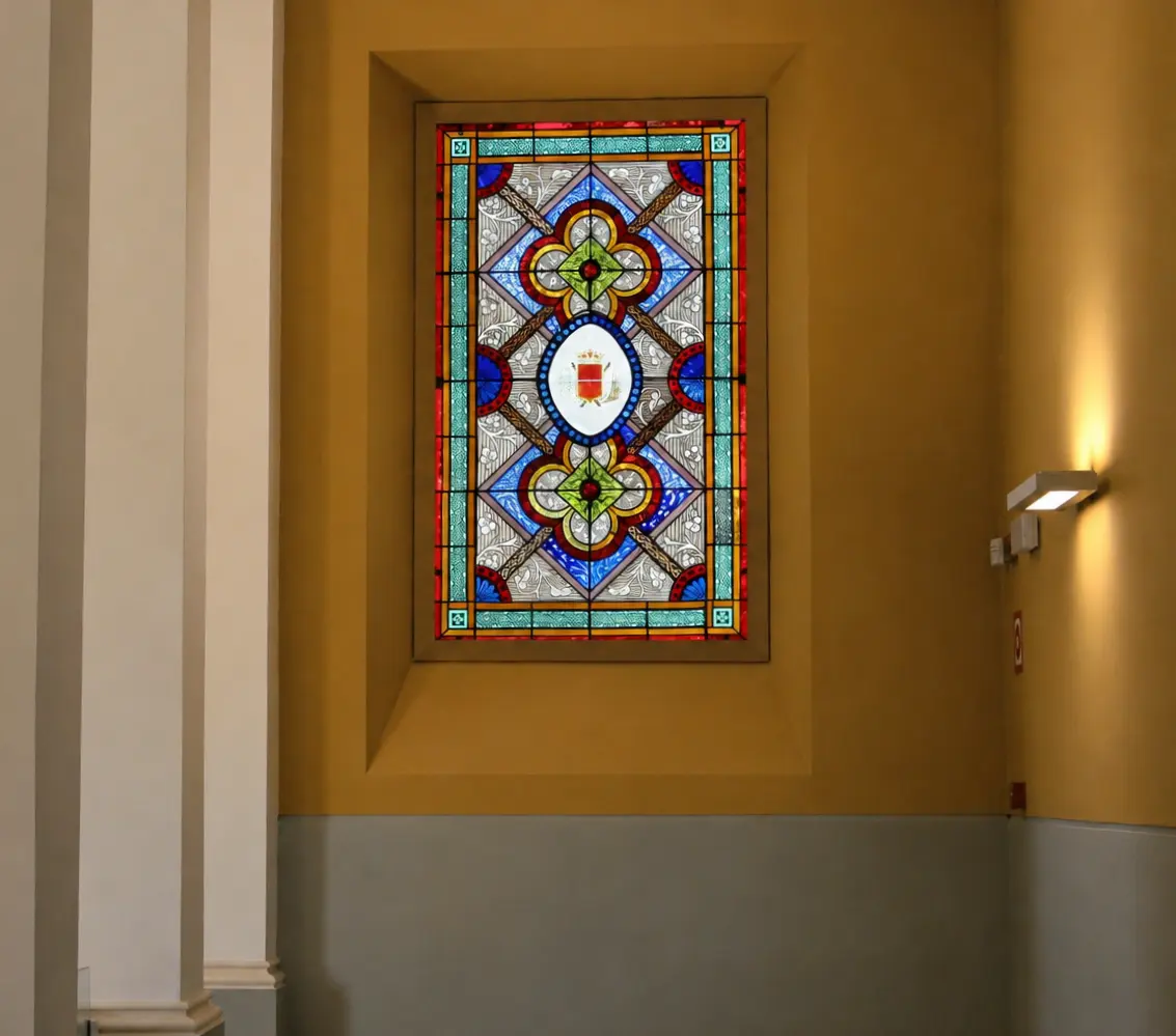 vitral-emplomada-pintura-restauracion-convent-carme Vidriera del Convent del Carme ya instalada tras la restauración